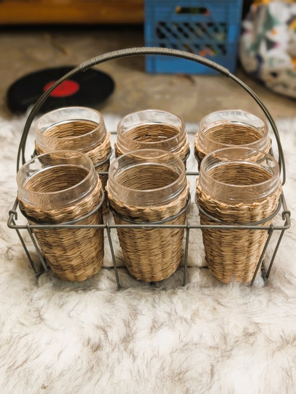 Wire Caddy Six Plastic Cups Wrapped in Woven Rattan Cottagecore Entertain - Picture 4 of 6